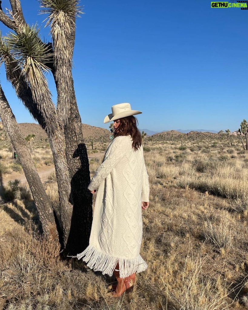 Cindy Crawford Instagram - Perfect cozy sweater for an early morning shoot in the desert 🌵