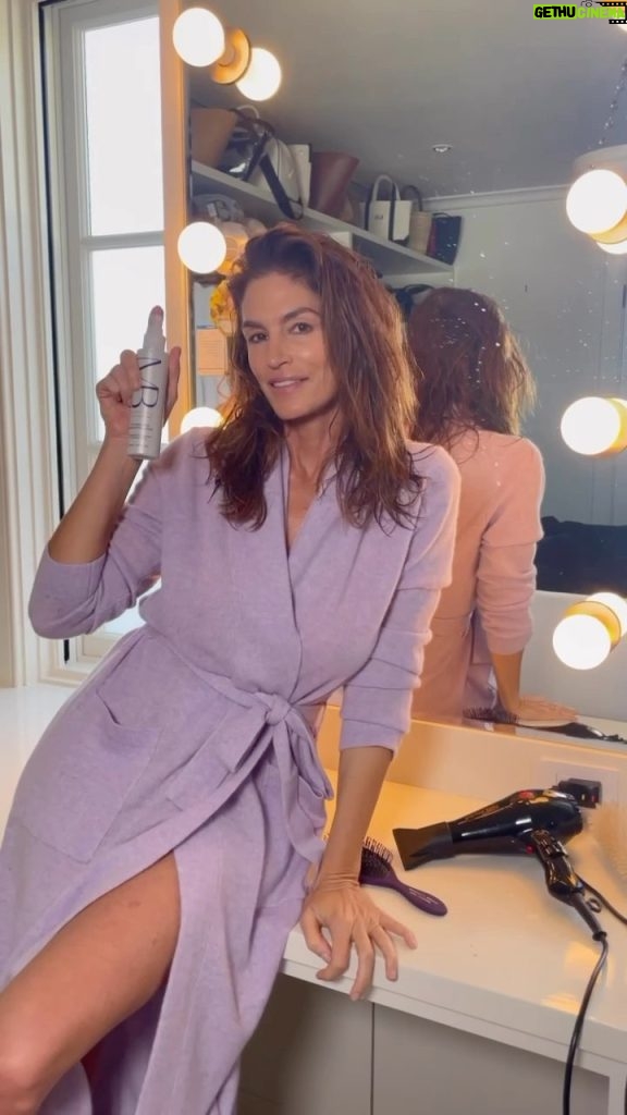 Cindy Crawford Instagram - MB Morning 🌞 Morning hair prep with @meaningfulbeauty #MBHAIRGOALS 🤍