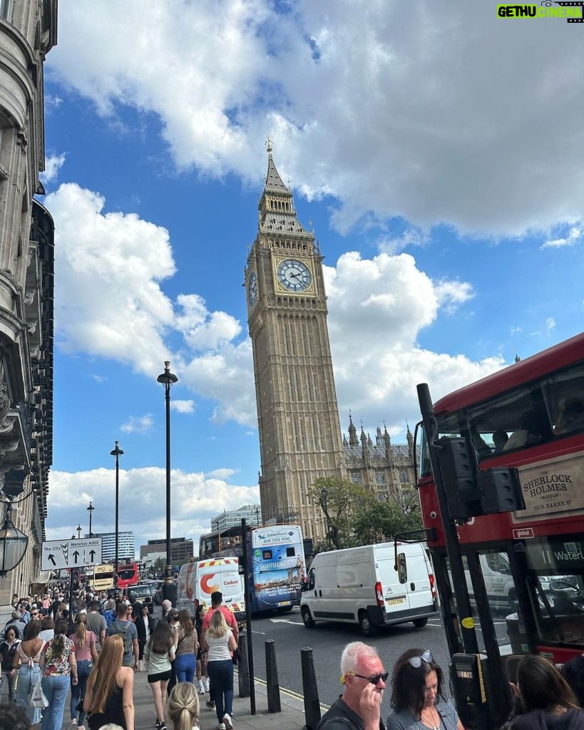 Cindy Crawford Instagram - When in London🇬🇧 London, United Kingdom