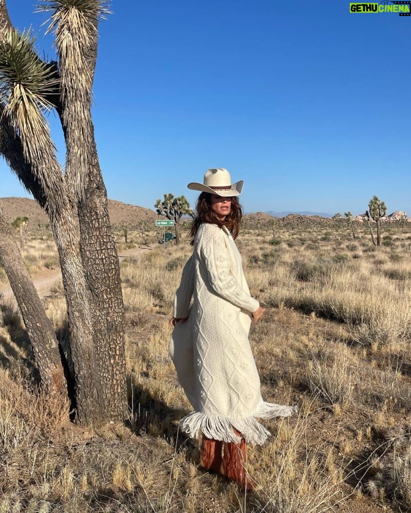 Cindy Crawford Instagram - Perfect cozy sweater for an early morning shoot in the desert 🌵