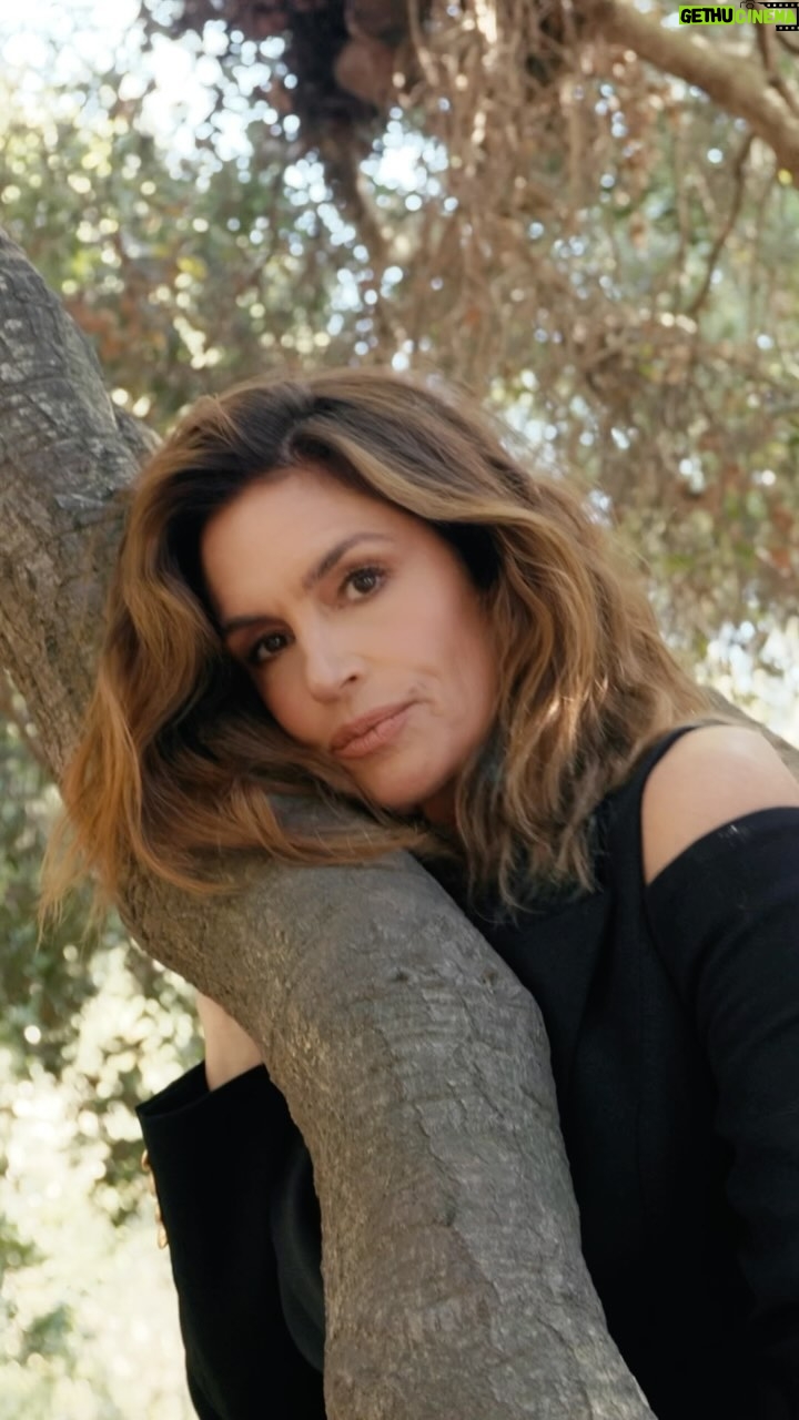 Cindy Crawford Instagram - Talking about true beauty with @harpersbazaarsg 🤍 January cover shot by my friend @yutsai88 is out now… Thanks to the team for a fun shoot 😘 @kennieboy @robsalty @melaniemakeup @deborahafshimi