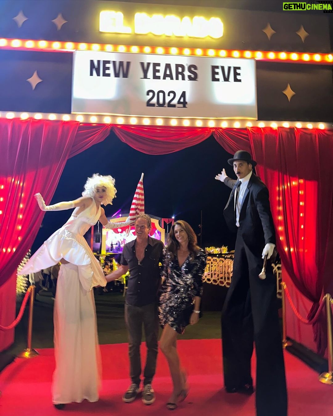 Cindy Crawford Instagram - Ready for you, 2024! 🥂✨