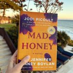 Cindy Crawford Instagram - Great weekend read 🧡 @jodipicoult @jenniferfinneyboylan @randomhouse #MadHoney