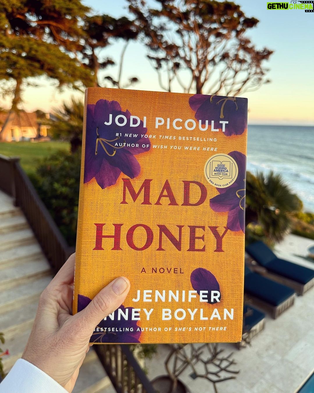 Cindy Crawford Instagram - Great weekend read 🧡 @jodipicoult @jenniferfinneyboylan @randomhouse #MadHoney