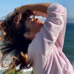 Cindy Crawford Instagram - Excited to say @meaningfulbeauty hair is back 💜👏🏼 Everyone tells you your skin will age, but we don’t hear enough about how our hair changes as we get older… hormones, pregnancy, stress — so many factors play into our hair becoming dehydrated, less bouncy, or dull over time. We created this line to help support your hair (and scalp!) to get your healthiest hair at every age 🏆