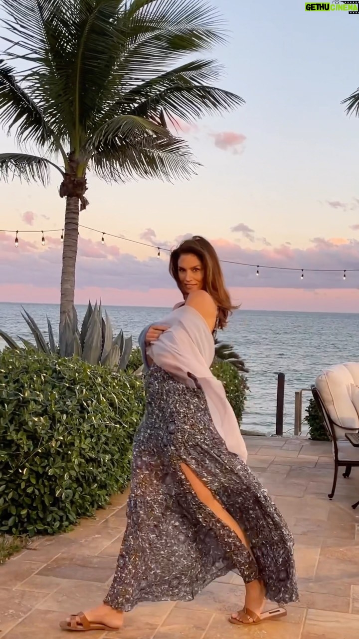 Cindy Crawford Instagram - Little moments of 2022. Looking forward to the new year ✨🙏🏻