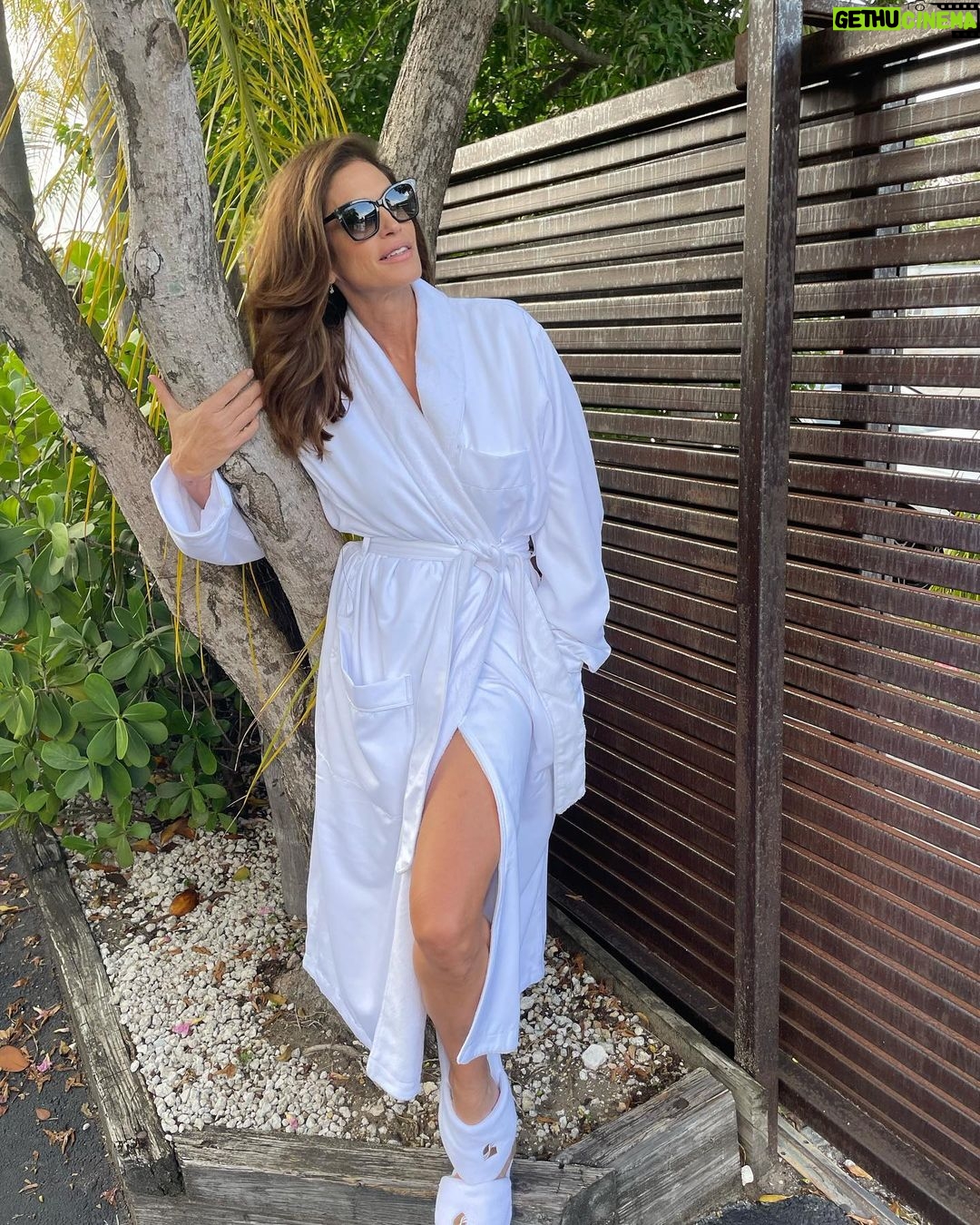 Cindy Crawford Instagram - Out of office 😎🌴@yaleaeyewear #yaleaisme