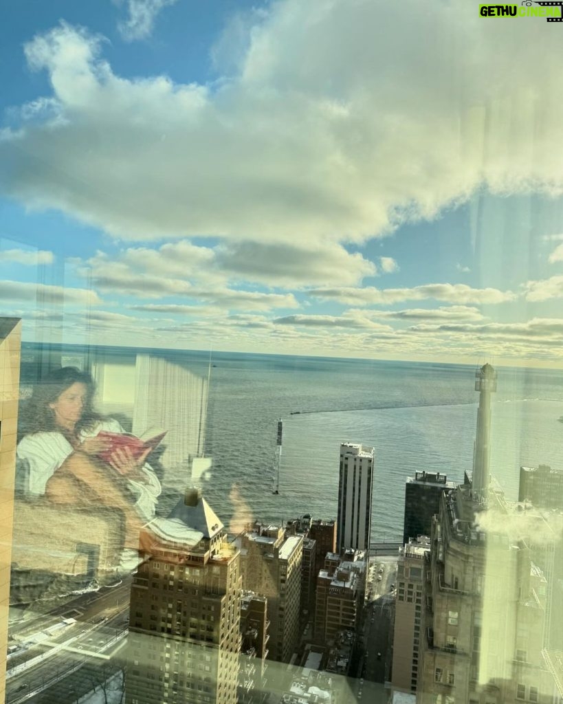 Cindy Crawford Instagram - Nothing better than cozying up with a book and a view 📕 Chicago, Illinois