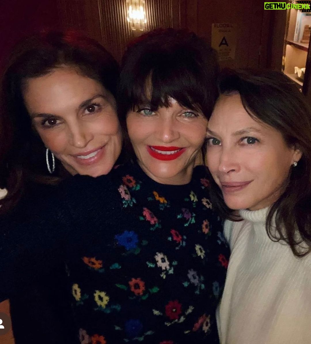 Cindy Crawford Instagram - Love The Big Apple anytime but especially leading up to the holidays - with all the lights and decorations 🎄 And nothing gets me in the holiday spirit more than catching up with family and friends! ❤️ New York, New York