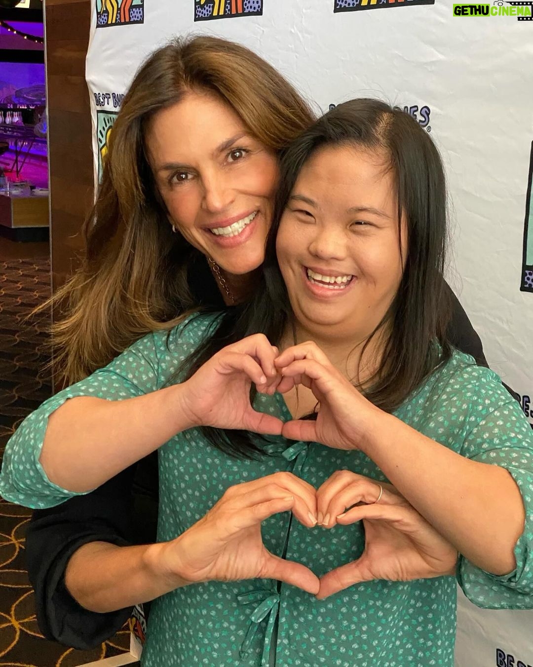 Cindy Crawford Instagram - Nothing gets me in the holiday spirit more than the @bestbuddies annual bowling day! Good cheer and hugs abound! ❤️