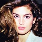 Cindy Crawford Instagram - Remembering the legendary #RoxanneLowit. If you were anywhere near the fashion scene in the 90s, you would inevitably run into @roxannelowit. She was one of those cool women you only find in New York. As the ultimate fashion insider, she captured iconic “behind-the-scenes” images before that was even a thing. Her understated, soft-spoken nature made her a welcome presence backstage or anywhere else she wanted to point her camera. RIP 🕊📷
