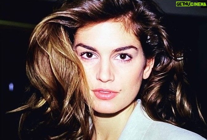 Cindy Crawford Instagram - Remembering the legendary #RoxanneLowit. If you were anywhere near the fashion scene in the 90s, you would inevitably run into @roxannelowit. She was one of those cool women you only find in New York. As the ultimate fashion insider, she captured iconic “behind-the-scenes” images before that was even a thing. Her understated, soft-spoken nature made her a welcome presence backstage or anywhere else she wanted to point her camera. RIP 🕊📷