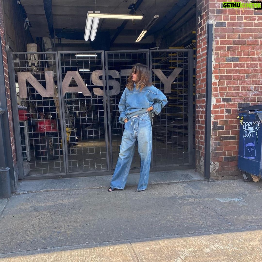Cindy Crawford Instagram - Even when it’s nasty, you gotta love NY! 🤍🗽 BTS with with @wmag…