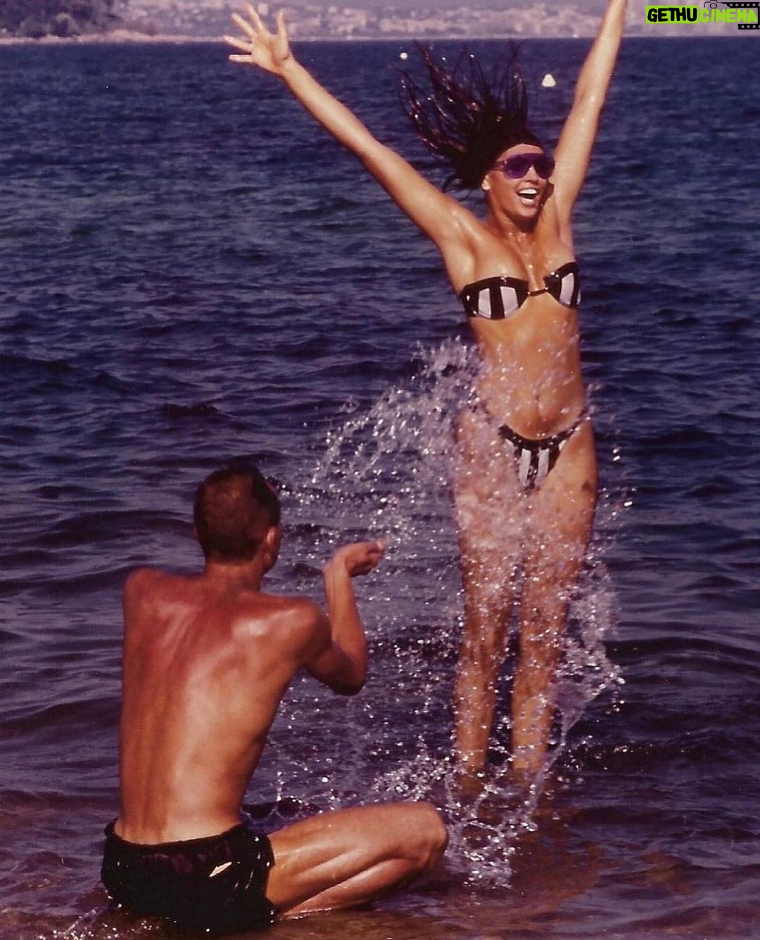 Cindy Crawford Instagram - #FBF from @stewartshining’s archive — making of a @voguemagazine pic ☀️💦