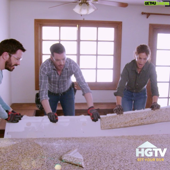 Cindy Crawford Instagram - Watch our “super re-model” tomorrow on @HGTV’s #CelebIOU! 🔨🏠 Had so much fun with @jonathanscott and @mrdrewscott… Special thanks to @roomstogo!