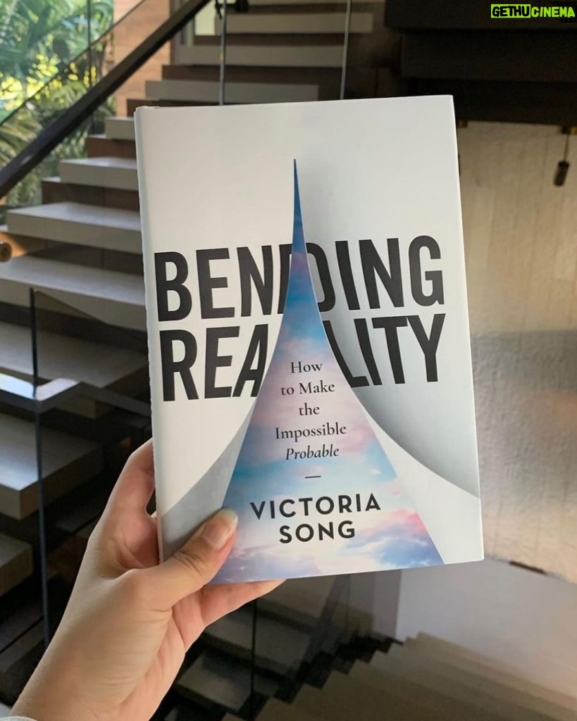 Cindy Crawford Instagram - Loved chatting with @hauteliving about leaving space in life for the unexpected! I’ve been working with life coach @victoriaesong to reevaluate how I’m approaching my time and making sure there’s room to breathe 🤍 and many other things. Swipe for a little piece of the interview and some suggested reading — Victoria’s book, “Bending Reality.” Must read or listen! 📕 🎧