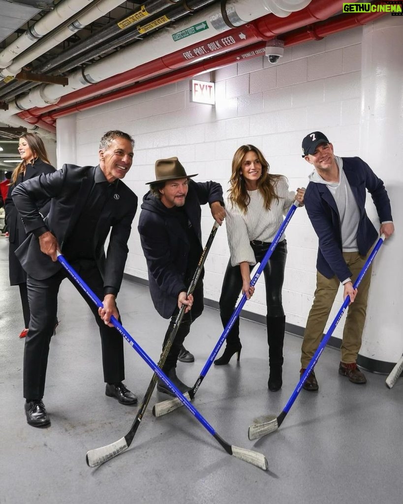 Cindy Crawford Instagram - Honored to celebrate our friend @chrischelios7 on such a legendary career 🏒 Number 7 🖤 Chicago, Illinois