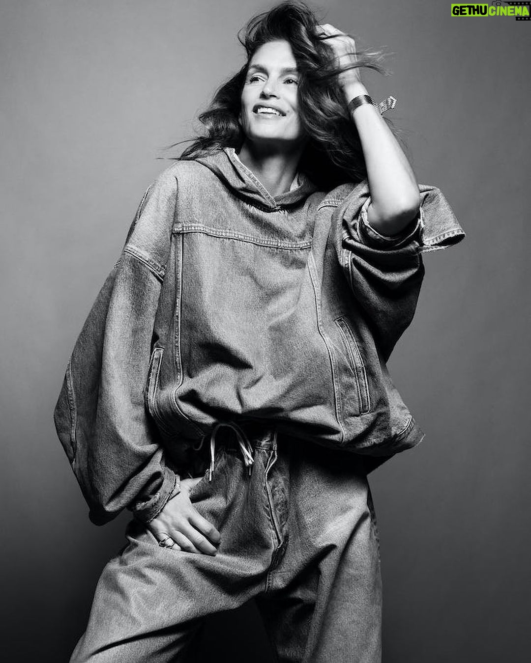 Cindy Crawford Instagram - Happy 50th @wmag š Honored to celebrate with this incredible group of women. Thanks to @sarahmoonves,@inezandvinoodh and the whole team! Photography by @inezandvinoodh Styled by @kegrand Hair by @jamespecis Makeup by @samvissermakeup Interview by @jennycomita Casting by @emperor.lee