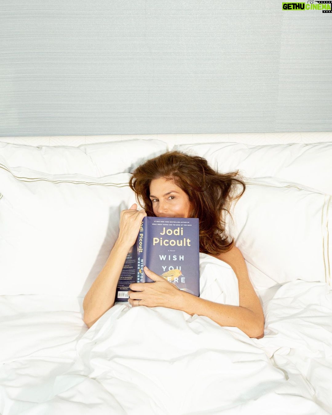 Cindy Crawford Instagram - Sunday my way 📖