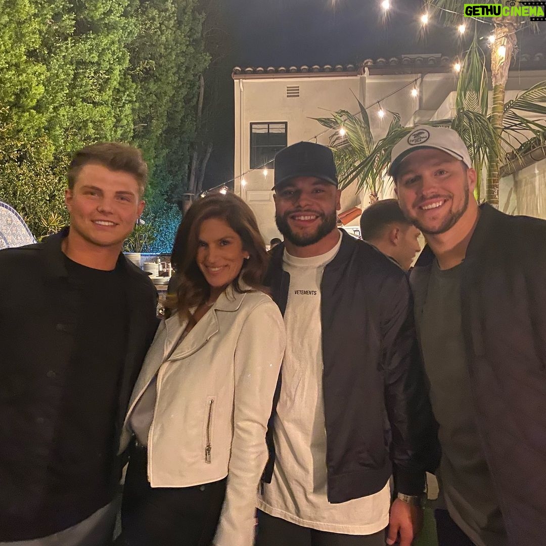 Cindy Crawford Instagram - Saturday night lights! Pre-game with these guys 👉🏻@zachwilson @_4dak and @joshallenqb