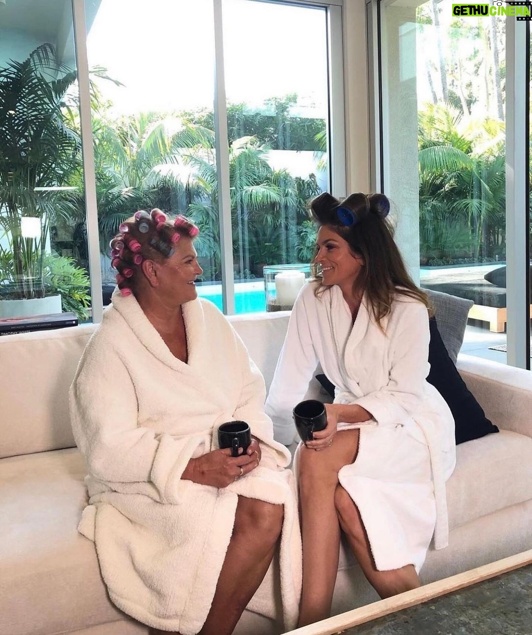 Cindy Crawford Instagram - I love being a woman and I cherish all the women in my life who bring me laughter, wisdom and comfort that make my life richer… Happy International Women’s Day ❤️ (Many more not included! You know who you are!)