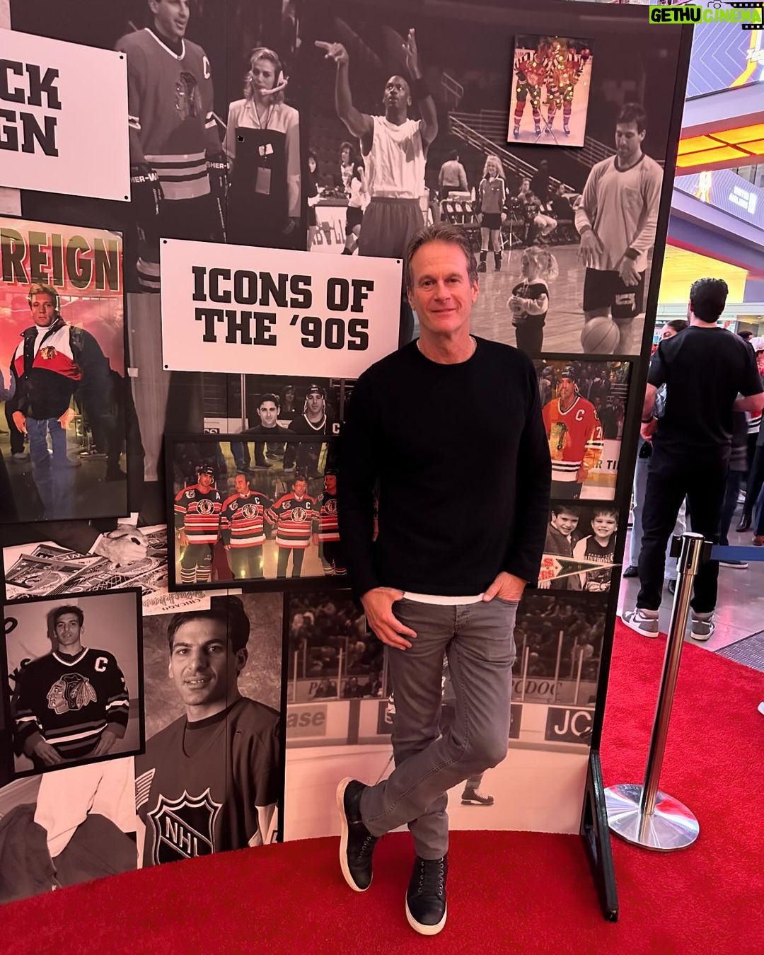 Cindy Crawford Instagram - Honored to celebrate our friend @chrischelios7 on such a legendary career 🏒 Number 7 🖤 Chicago, Illinois