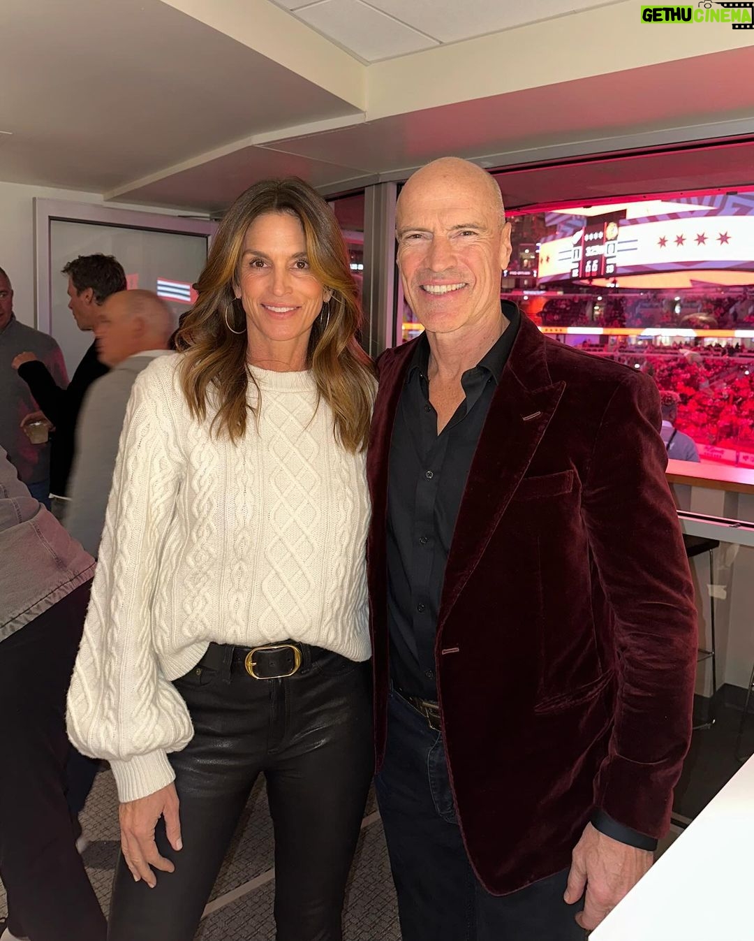 Cindy Crawford Instagram - Honored to celebrate our friend @chrischelios7 on such a legendary career 🏒 Number 7 🖤 Chicago, Illinois