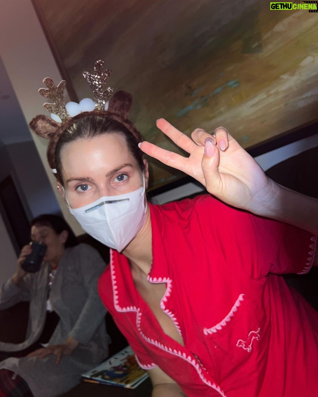 Claire Holt Instagram - aussie xmas feat. influenza ! 🎄