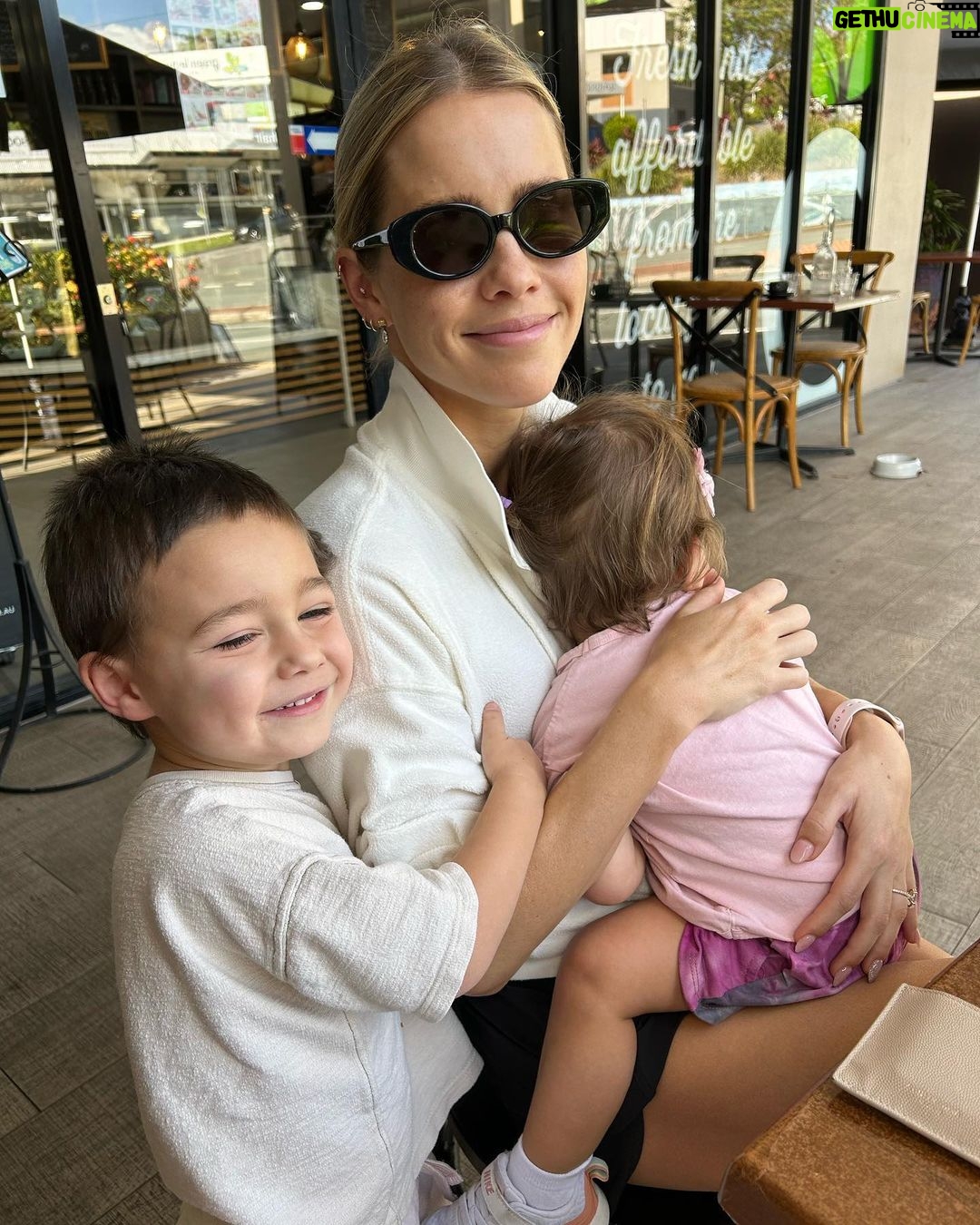 Claire Holt Instagram - tired, happy + full of sugar. See ya next time 🇦🇺