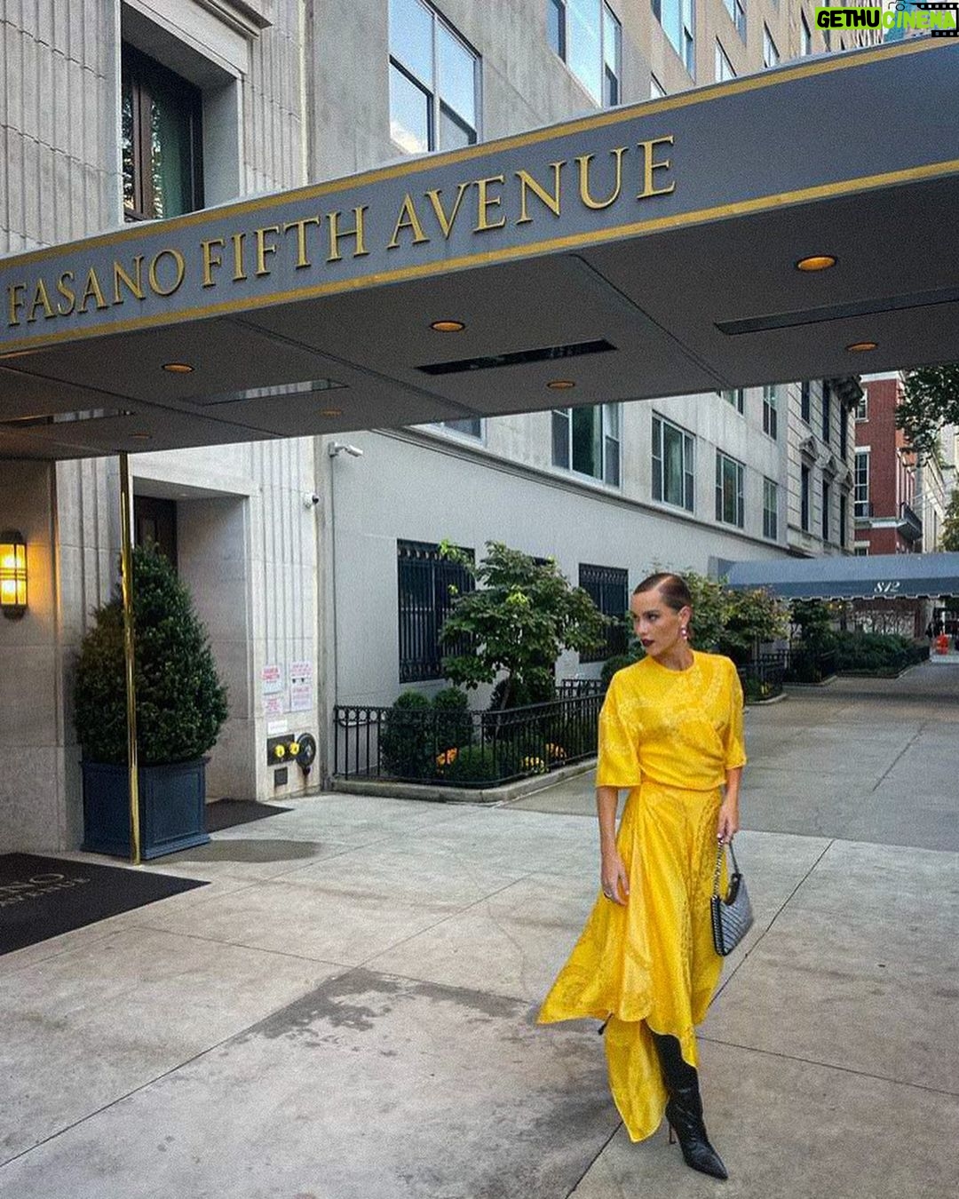Claire Holt Instagram - dressed up to scope out my run route