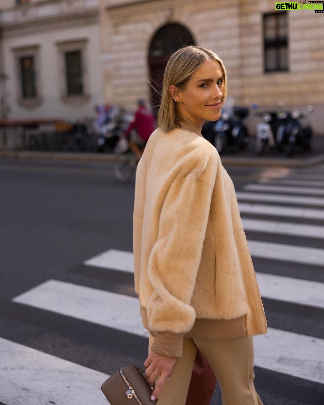 Claire Holt Instagram - a day in milano with @loropianaofficial 🤍
