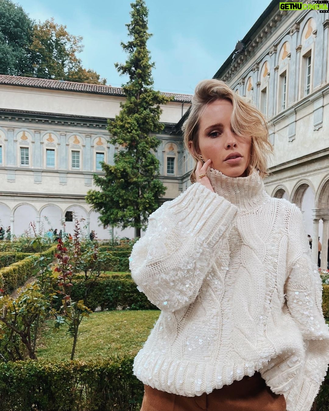 Claire Holt Instagram - Can’t believe people keep trusting me with nice white clothing