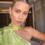 Claire Holt Instagram - do you ever take photos of yourself and think nahhh can’t post that too desperate and then you look back when you’re having a particularly ugly moment and go damn shoulda enjoyed it ANYWAY here’s a selfie I took when I wasn’t marathon training please don’t judge me