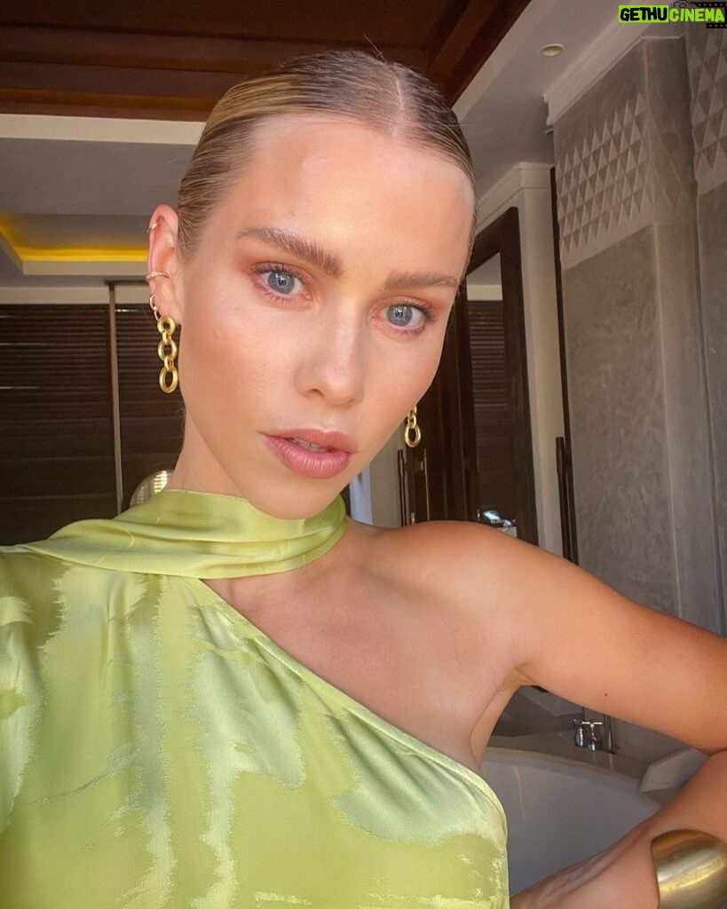 Claire Holt Instagram - do you ever take photos of yourself and think nahhh can’t post that too desperate and then you look back when you’re having a particularly ugly moment and go damn shoulda enjoyed it ANYWAY here’s a selfie I took when I wasn’t marathon training please don’t judge me