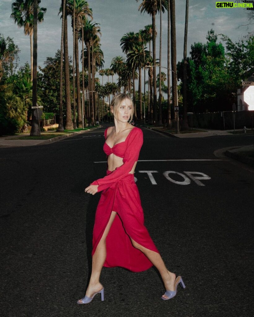 Claire Holt Instagram - omw to tell anyone who will listen that I’m running a marathon @reformation #refbabe