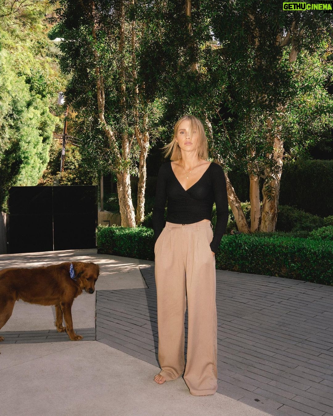 Claire Holt Instagram - Does your dog want to come over? @reformation #refbabe
