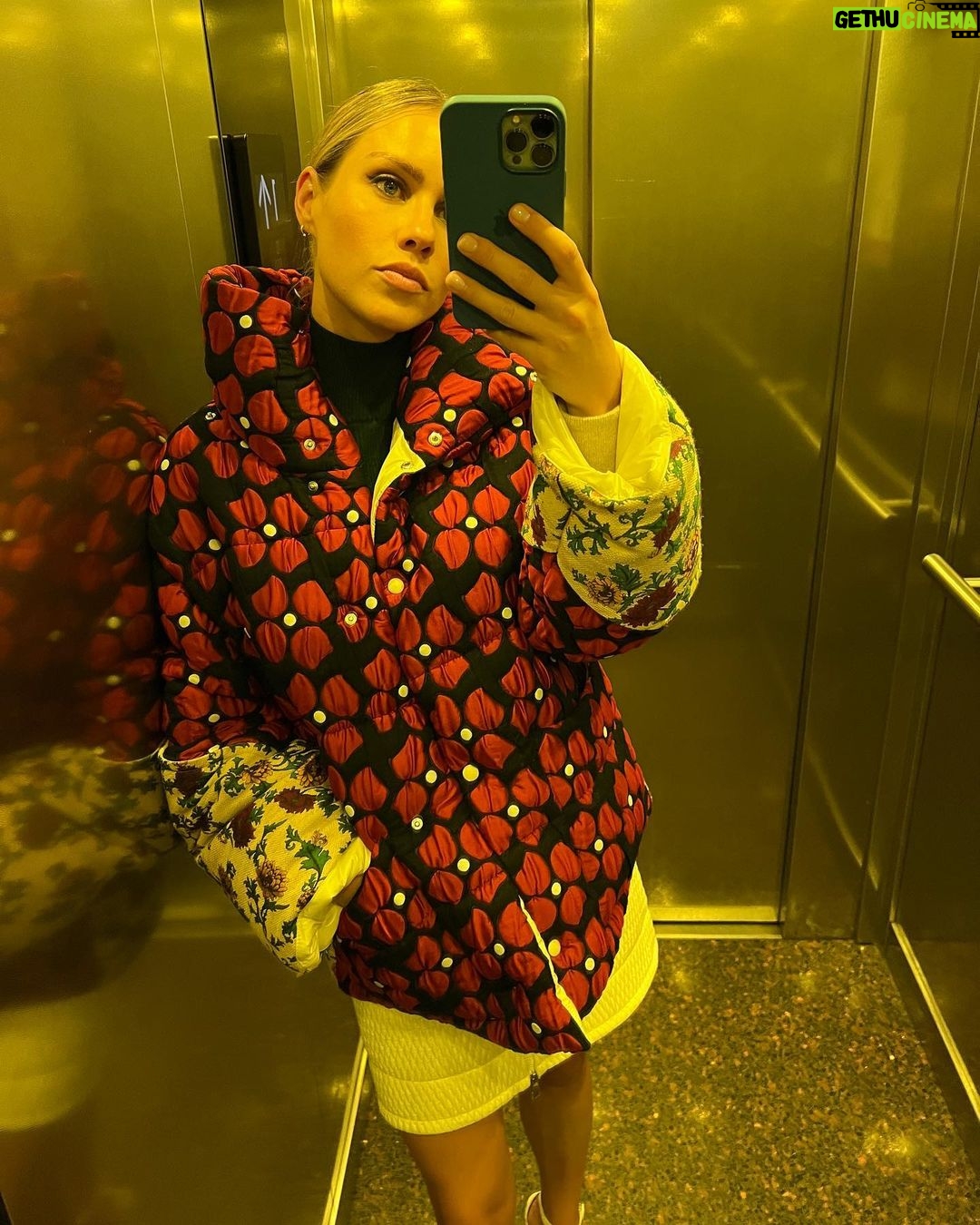 Claire Holt Instagram - I love teaching my kids about history like when we didn’t have phones and just looked in mirrors. Quick drive by and we were off. Such a wild time!