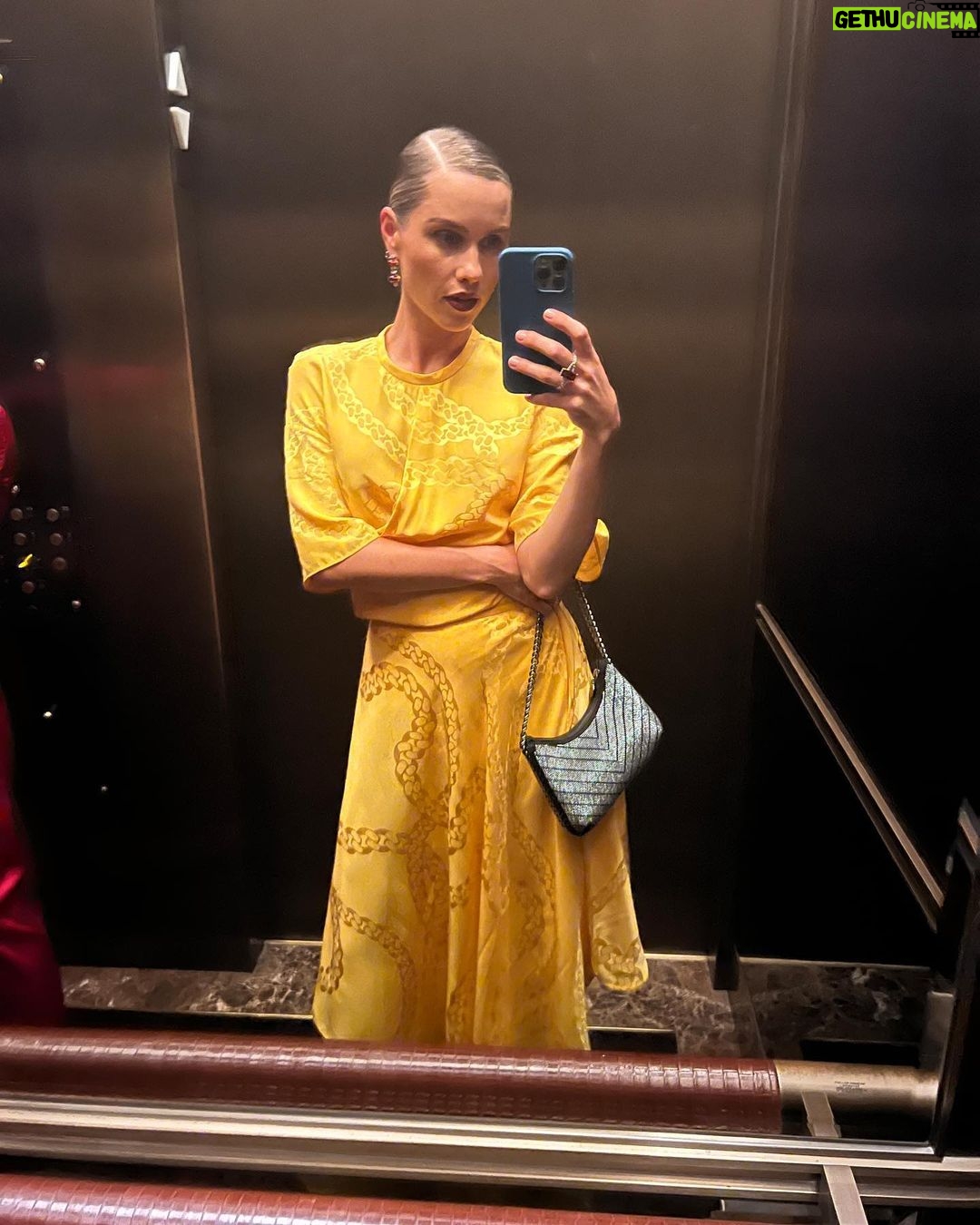 Claire Holt Instagram - I love teaching my kids about history like when we didn’t have phones and just looked in mirrors. Quick drive by and we were off. Such a wild time!