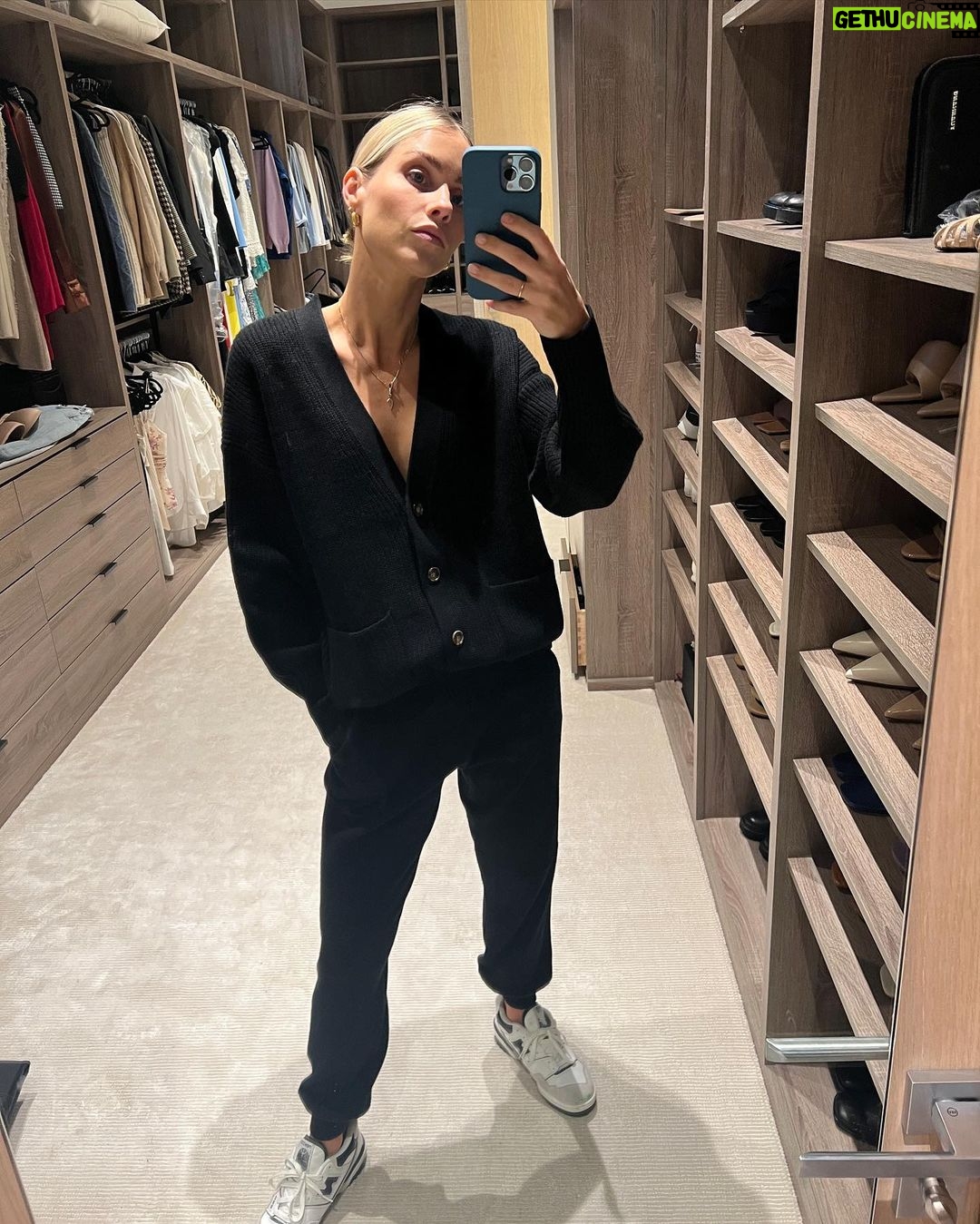 Claire Holt Instagram - I love teaching my kids about history like when we didn’t have phones and just looked in mirrors. Quick drive by and we were off. Such a wild time!