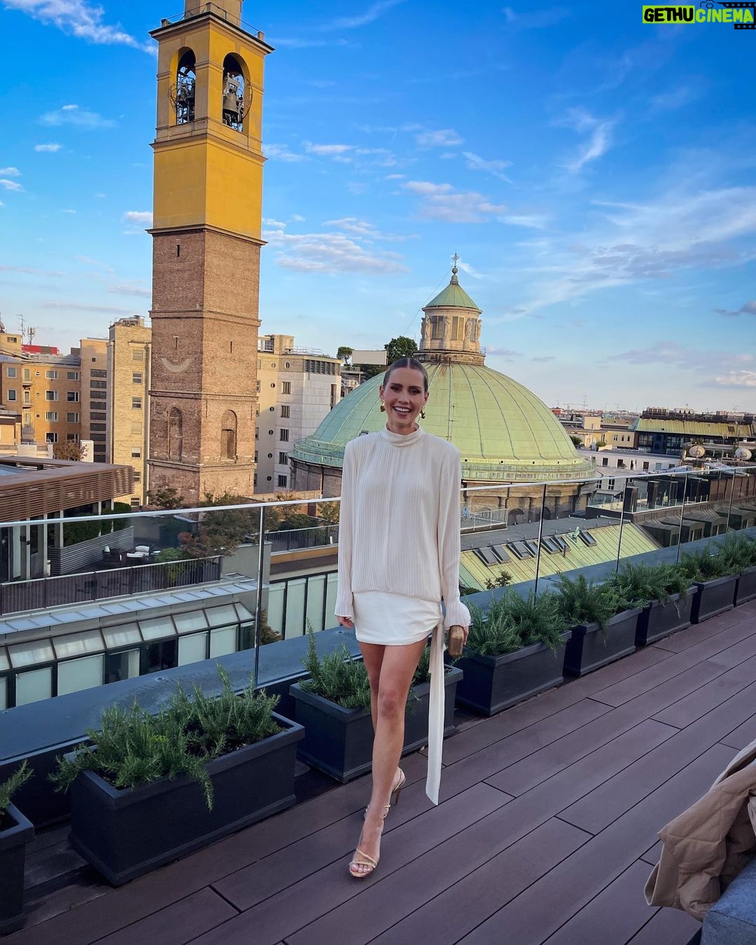 Claire Holt Instagram - took off my sneakers! 🇮🇹