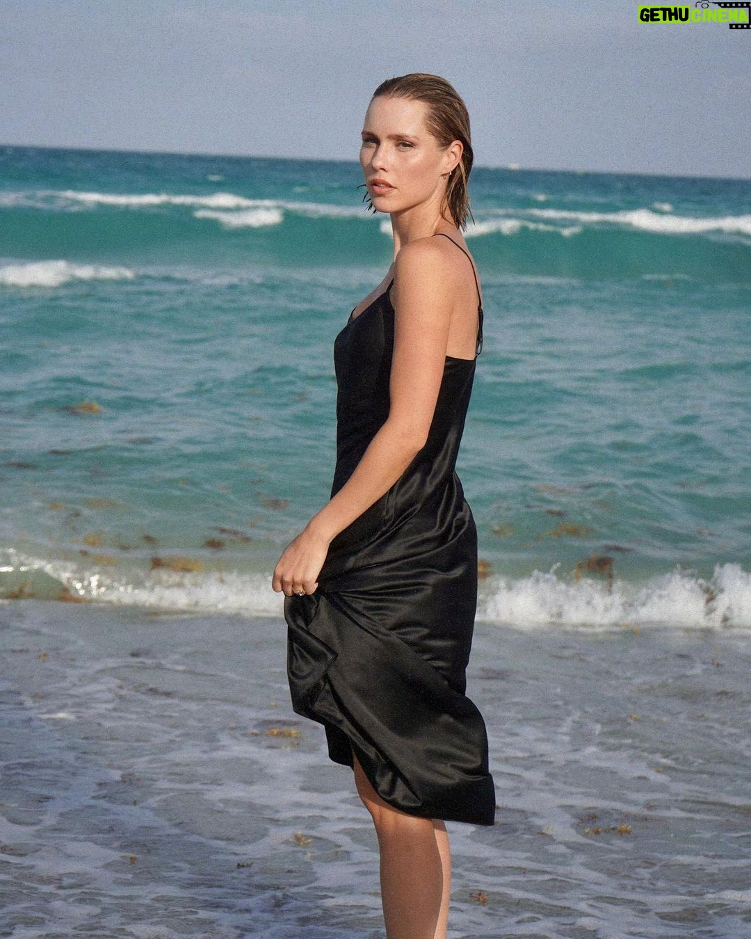 Claire Holt Instagram - the dress that takes you from the beach to da club to the white house @reformation #refbabe