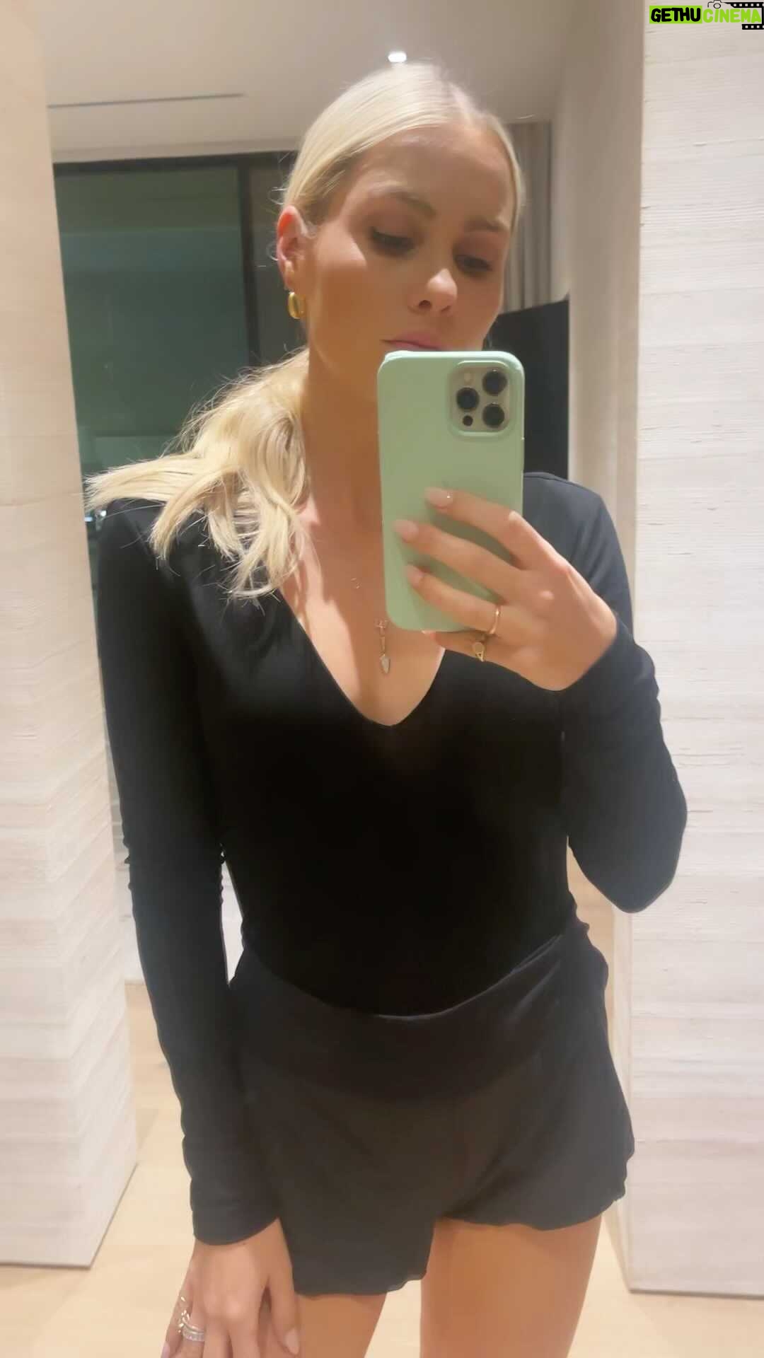 Claire Holt Instagram - Trick or treat babes!