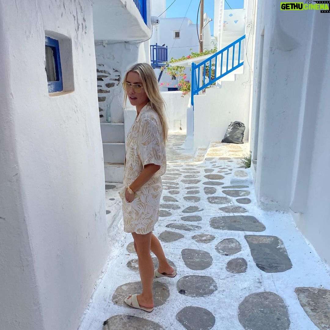 Claire Holt Instagram - Thanks for sticking around during my euro trip I know I’ve been annoying 😘