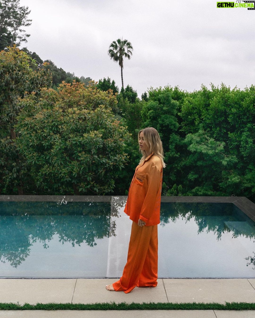 Claire Holt Instagram - some facts about me 1) I would rather have a colonoscopy than talk to an acquaintance on the phone 2) if I have to call to make an appointment I will find somewhere else that I can book online 3) if you leave a voicemail I will never ever listen to it