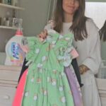 Claudia Álvarez Instagram - Tip de mamá: Para que la ropa de tus hijos la puedas seguir pasando a la siguiente generación 😂 protégela con el detergente MÁS bebé que tiene una fórmula hipoalergenica ideal para ellos!!! #TuRopaDaMas