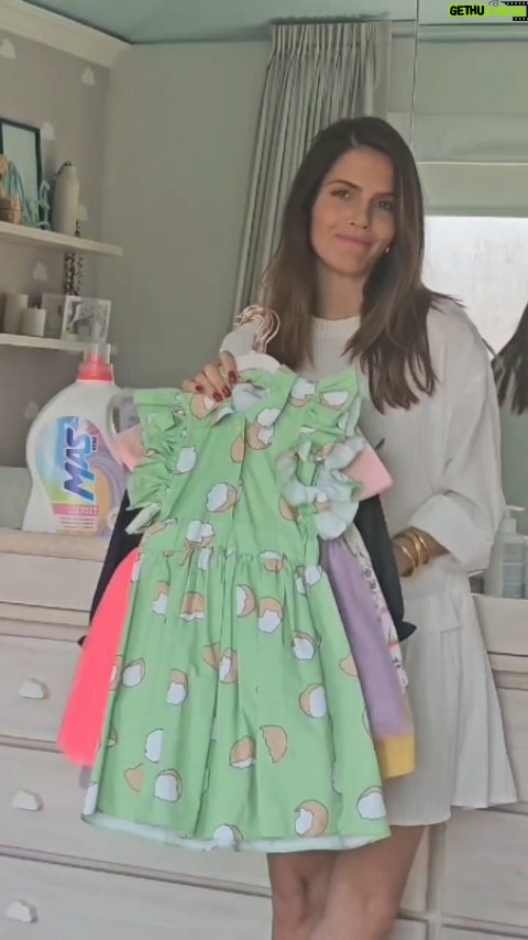 Claudia Álvarez Instagram - Tip de mamá: Para que la ropa de tus hijos la puedas seguir pasando a la siguiente generación 😂 protégela con el detergente MÁS bebé que tiene una fórmula hipoalergenica ideal para ellos!!! #TuRopaDaMas