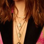 Claudia Álvarez Instagram - Cuando me pongo un collar con algún dije es porque representa una parte de mi ser x eso diseñamos estos collares que su significado es parte de mi estandarte de vida. Dime si te identificas con el significado del conjunto. -Todo lo que hagas en la vida con el corazón manifestandolo al universo llegará a ti- Si los quieres los encuentras en @cleeostudio y mi saco también 🩷