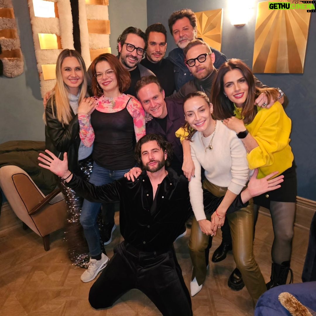 Claudia Álvarez Instagram - Puedo trabajar con muchisima gente, pero el amor que formamos cuando estudiamos en la 7ma generación no se compara con nada! Los AMO desde hace 21 años y esto será para toda mi eternidad! @aztecacefat Soho House Mexico City