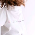 Claudia Álvarez Instagram - NOTICIAAAAAA!!! Estoy muy feliz por la colección de ropa que hice junto a Alexia Ulibarri. Esta sudadera está inspirada en los escarabajos y en recordarnos que SOMOS MAS FUERTES DE LO QUE CREEMOS, está super calientita y lleva un mensaje super poderoso, es ideal para está Navidad. Con la falda buscamos estar cómodas y darle ese toque sexy y relajado. Las botas también las encuentras en mi tienda @cleeostudio Mira la foto 3 para que veas el mensaje!!! Gracias @alexiaulibarridesign x hacer equipo conmigo, te quiero y admiro!
