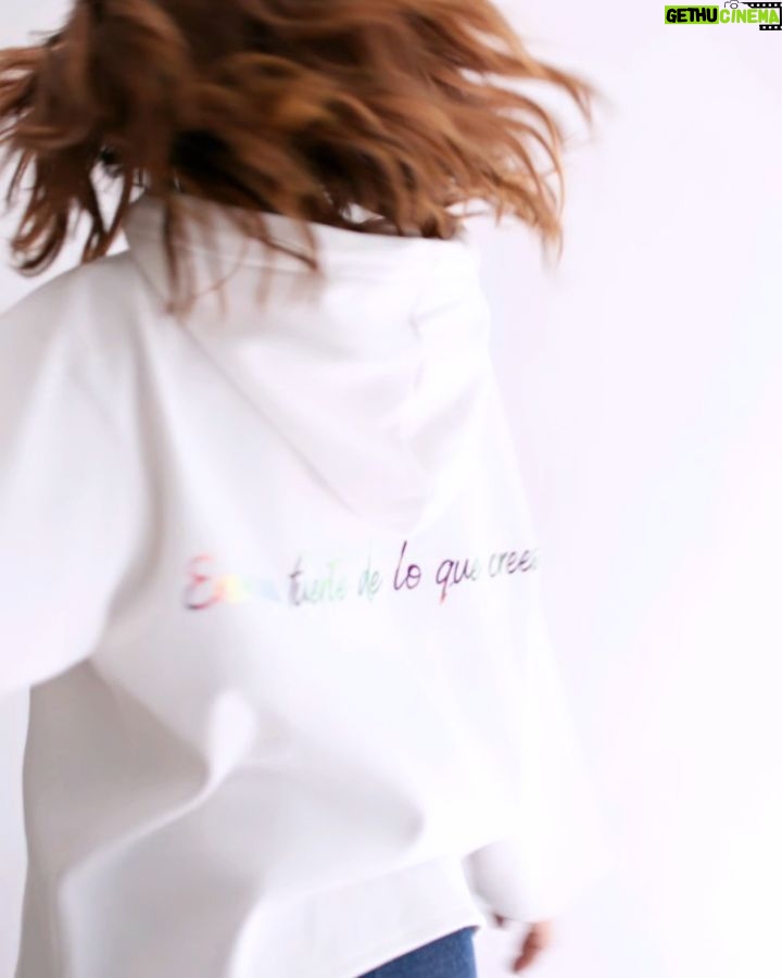 Claudia Álvarez Instagram - NOTICIAAAAAA!!! Estoy muy feliz por la colección de ropa que hice junto a Alexia Ulibarri. Esta sudadera está inspirada en los escarabajos y en recordarnos que SOMOS MAS FUERTES DE LO QUE CREEMOS, está super calientita y lleva un mensaje super poderoso, es ideal para está Navidad. Con la falda buscamos estar cómodas y darle ese toque sexy y relajado. Las botas también las encuentras en mi tienda @cleeostudio Mira la foto 3 para que veas el mensaje!!! Gracias @alexiaulibarridesign x hacer equipo conmigo, te quiero y admiro!